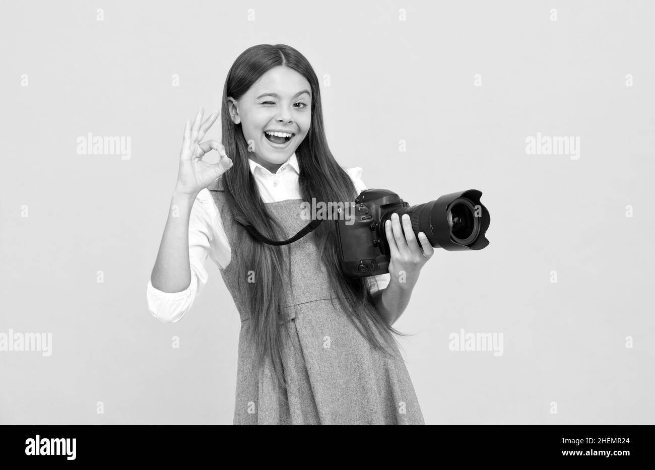 ragazza ragazza allegra scattare foto con digicam show ok gesto, fotografia Foto Stock