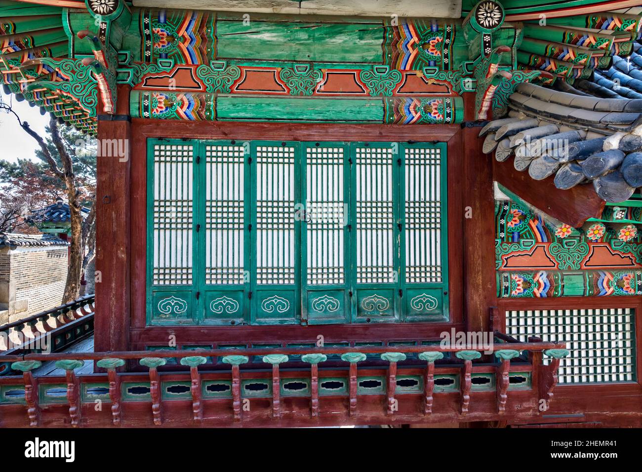 Edifici dall'architettura tradizionale e sontuosa al Gwolnaegaksa all'interno del Palazzo Changdeokgung durante l'inverno a Seoul, Corea del Sud. Foto Stock