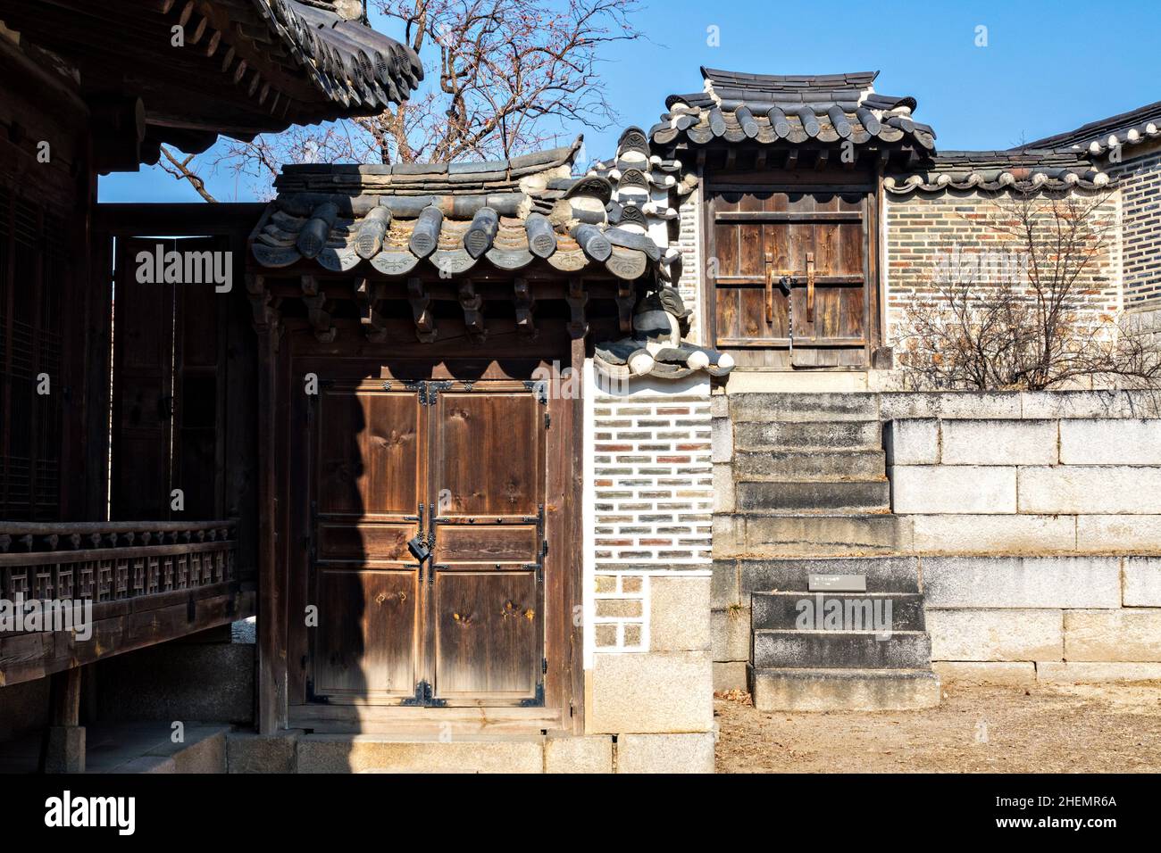 Architettura tradizionale e sontuosa all'interno del complesso di Nakseonjae, un tempo residenza di re e regine all'interno del Palazzo Changdeokgung durante l'inverno a Seoul, Corea del Sud. Foto Stock
