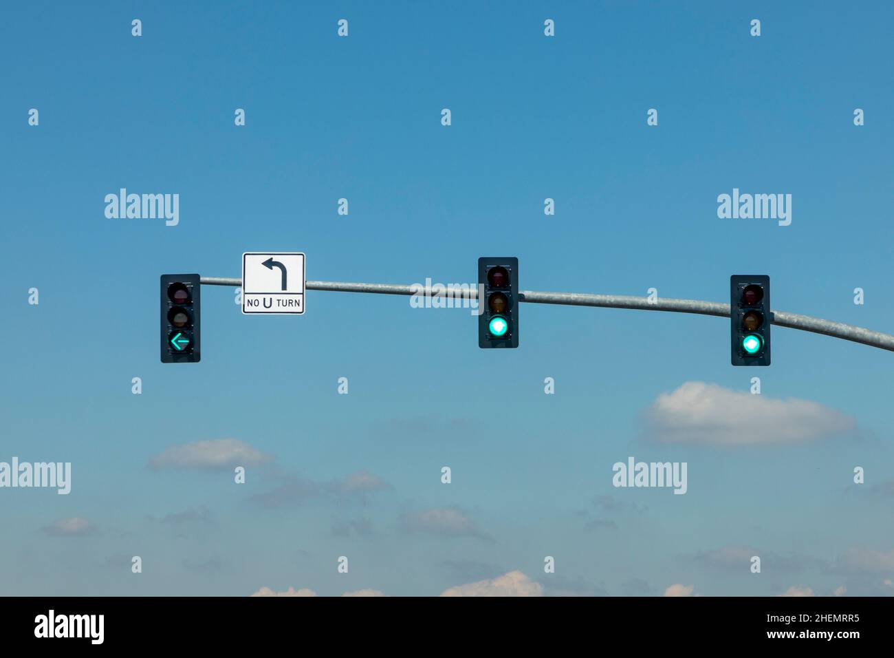 Semaforo verde all'incrocio sotto il cielo blu negli Stati Uniti Foto Stock