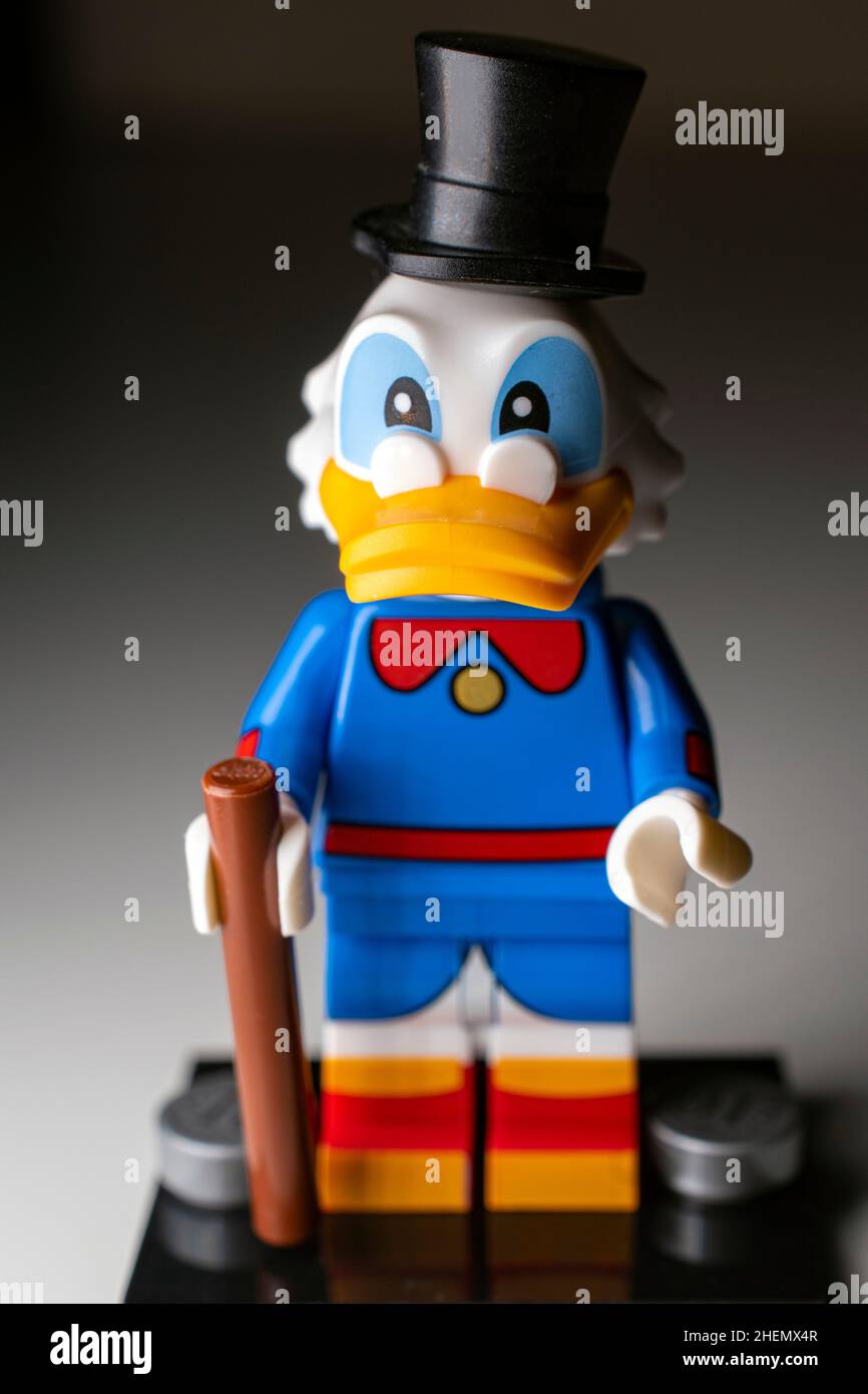 Londra, UK, gennaio 10th 2022: Una figurina scrooge McDuck lego Foto Stock