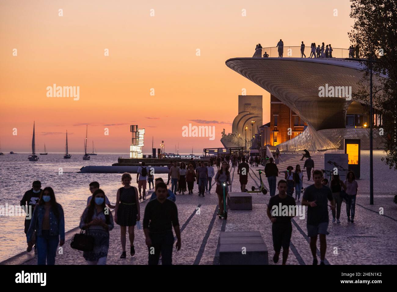 Tramonto sul lungomare con IL MAAT e il monumento delle scoperte o Pedaro dos Descobrimentos a Belem vicino alla città di Lisbona in Portogallo. Porta Foto Stock