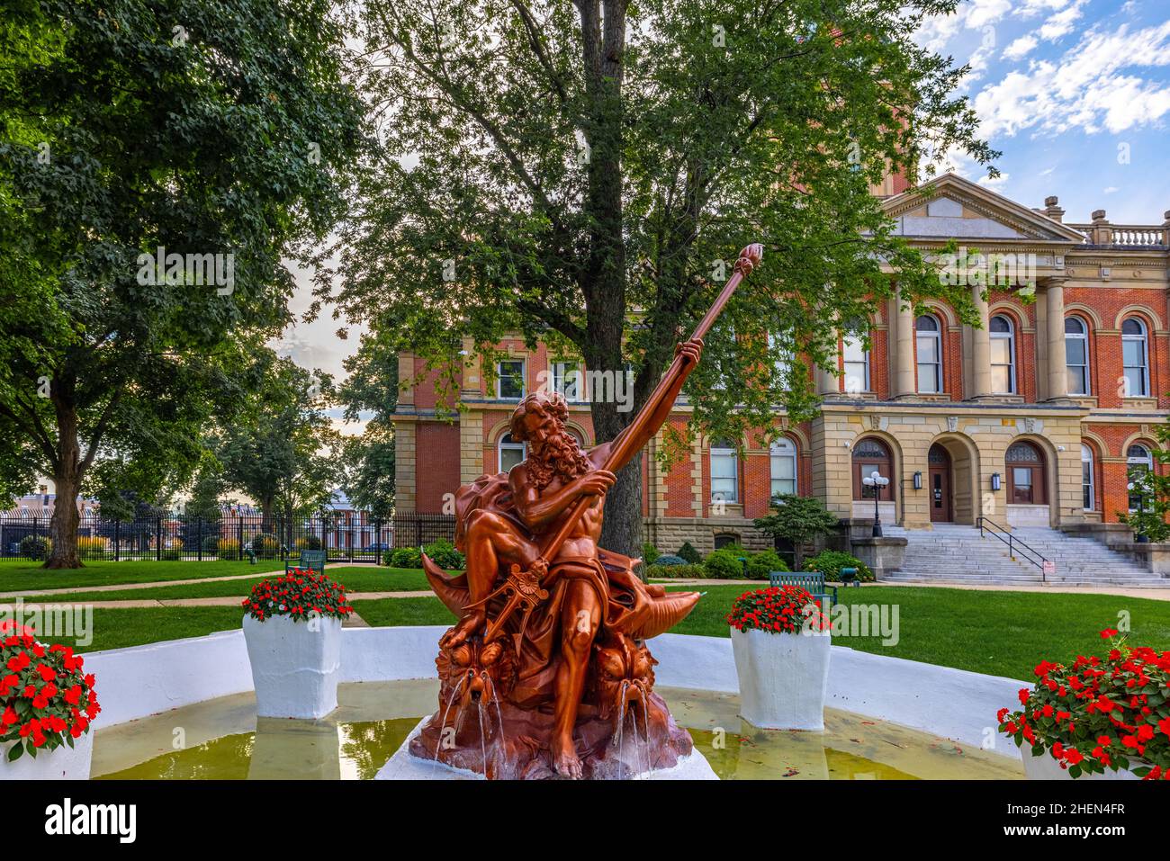 Goshen, Indiana, USA - 21 agosto 2021: Il tribunale della contea di Elkhart ed è la Fontana di Nettuno Foto Stock