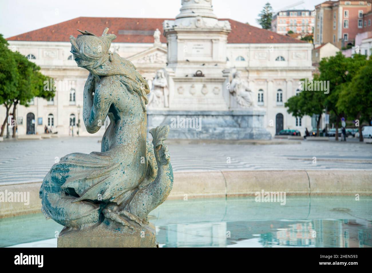 La Fontana con le statue della Sirenetta di Piazza Rossia a Baixa nella città di Lisbona in Portogallo. Portogallo, Lisbona, ottobre 2021 Foto Stock