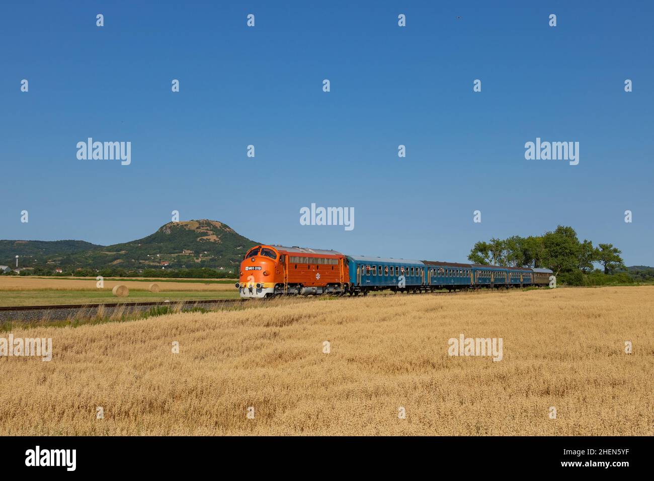 MÁV Nohab arriva a Tapolca con un treno nostalgico nelle Highlands di Balaton. Foto Stock