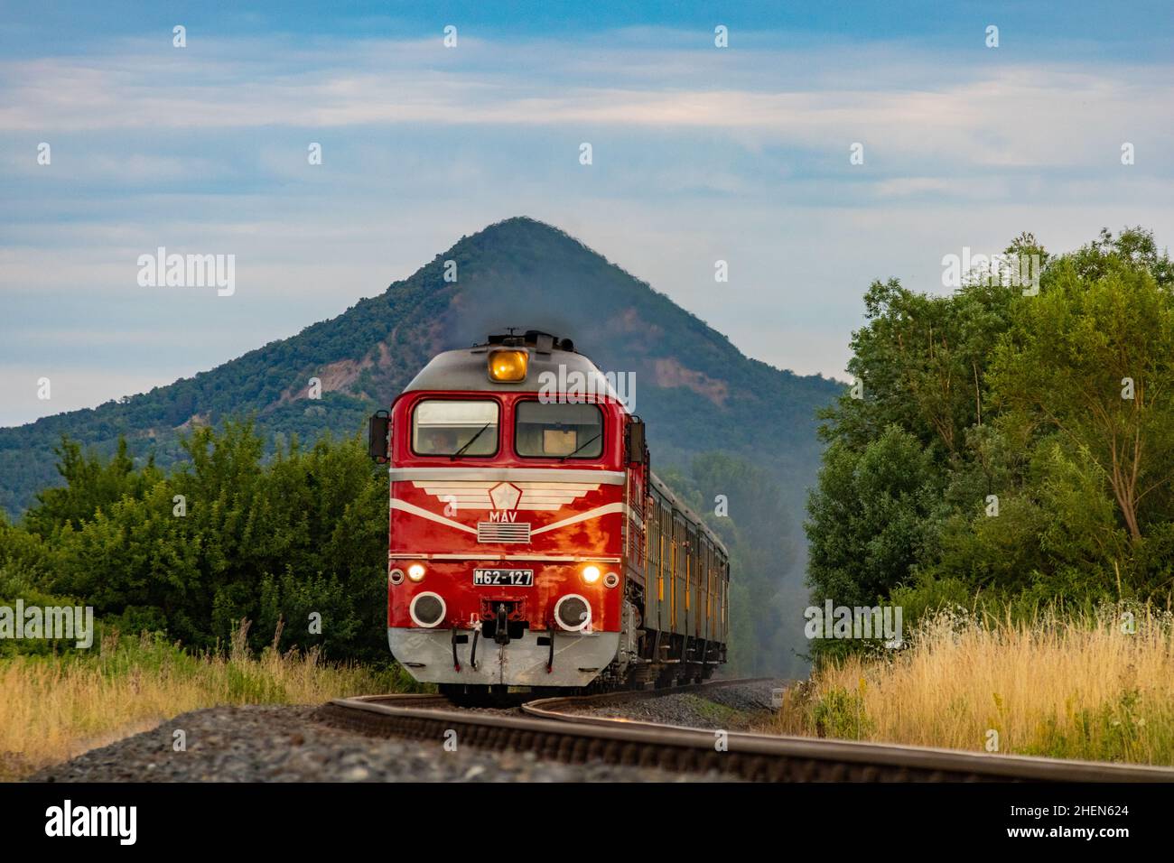 MÁV retro Szergej è sulla strada da Balatonfüre a Tapolca con un treno nostalgico e Gulács è sullo sfondo. Foto Stock