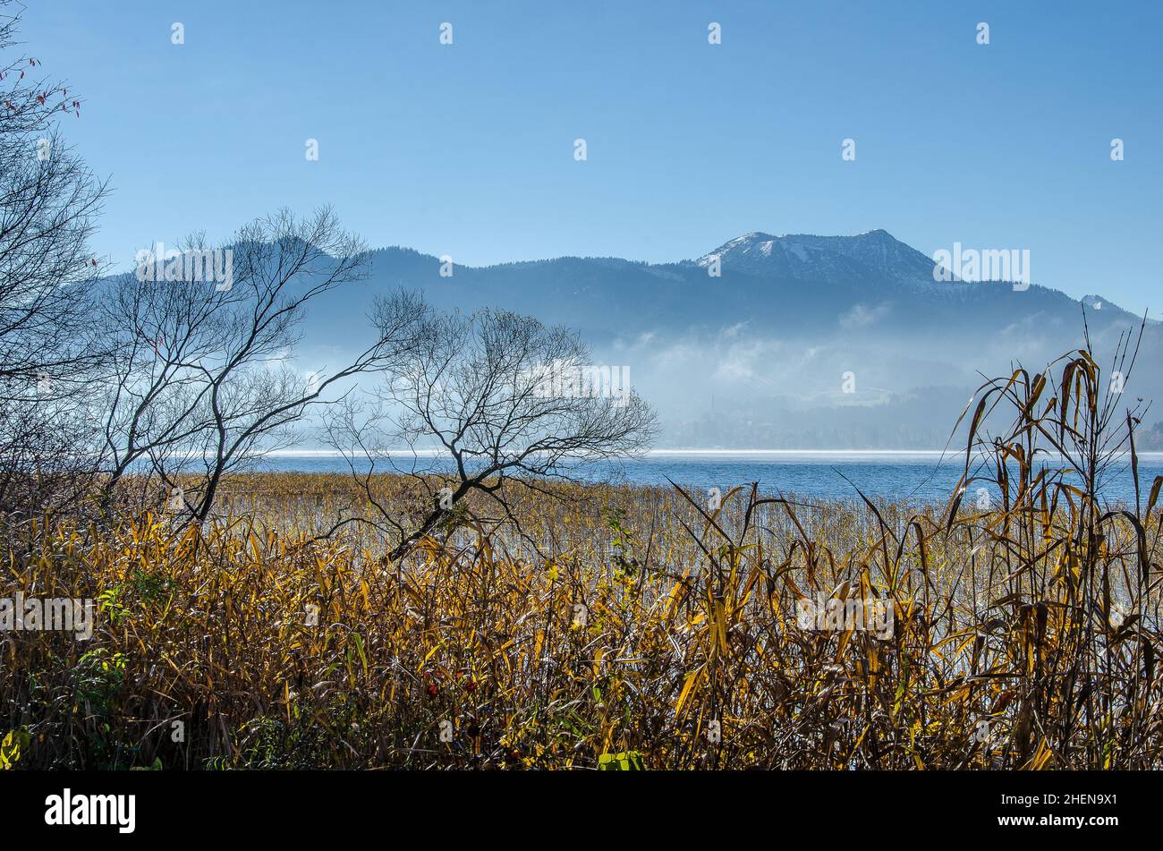 Lago di Tegernsee in alta Baviera a fine autunno con vista sul monte Hirschberg in una giornata limpida Foto Stock