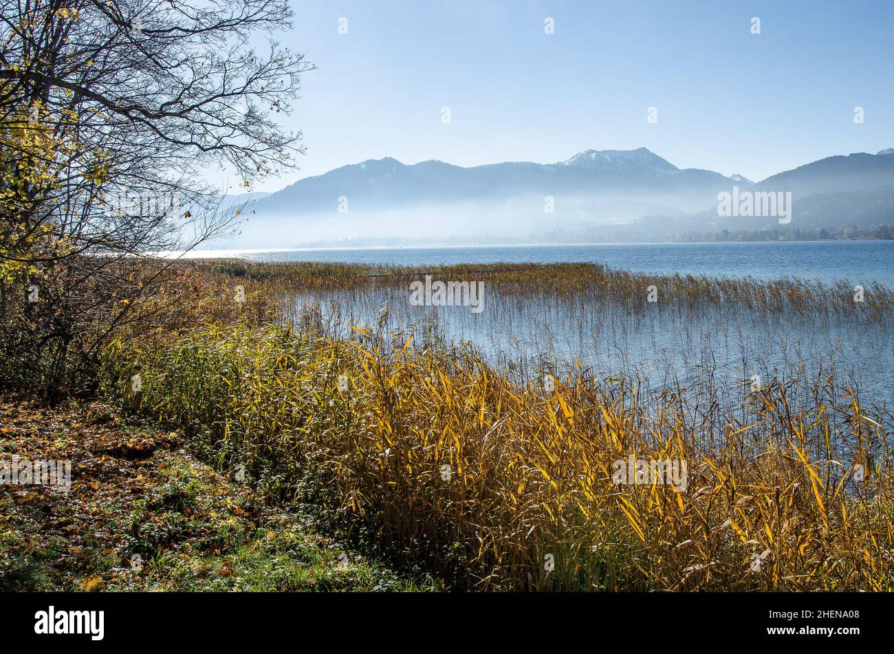 Lago di Tegernsee in alta Baviera a fine autunno con vista sul monte Hirschberg in una giornata limpida Foto Stock