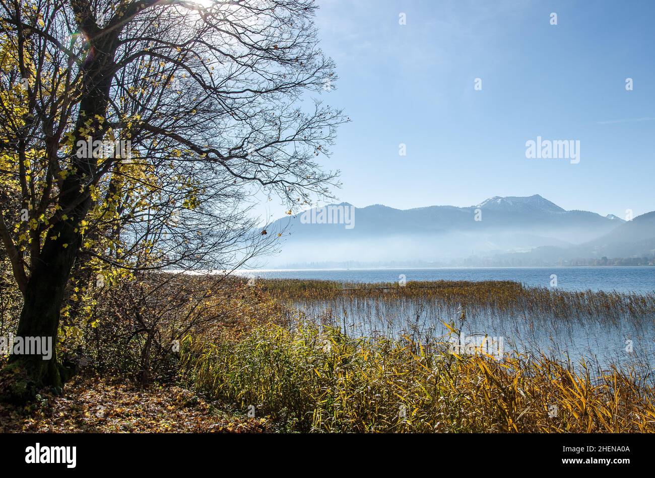 Lago di Tegernsee in alta Baviera a fine autunno con vista sul monte Hirschberg in una giornata limpida Foto Stock