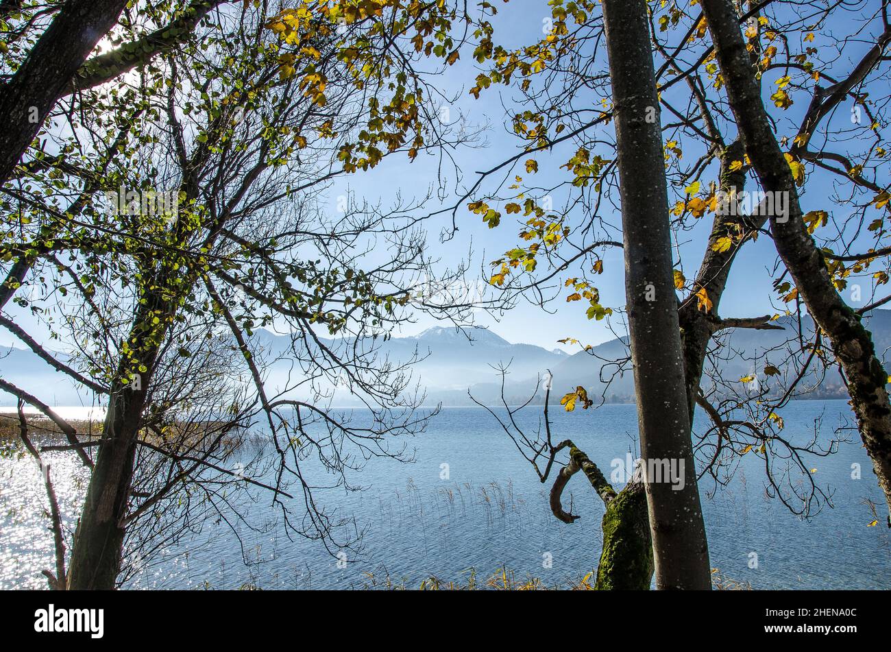 Lago di Tegernsee in alta Baviera a fine autunno con vista sul monte Hirschberg in una giornata limpida Foto Stock