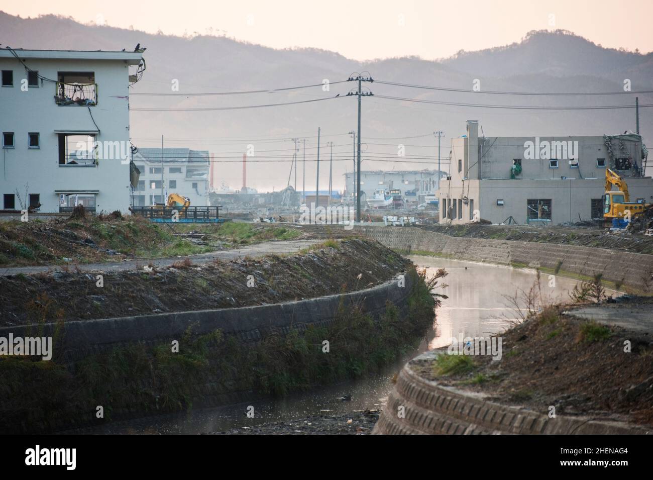 Minamisanriku 6 mesi dopo lo tsunami del 2011 spazzato attraverso la città di Tohoku, mostrando la devastazione in aree basse. Foto Stock