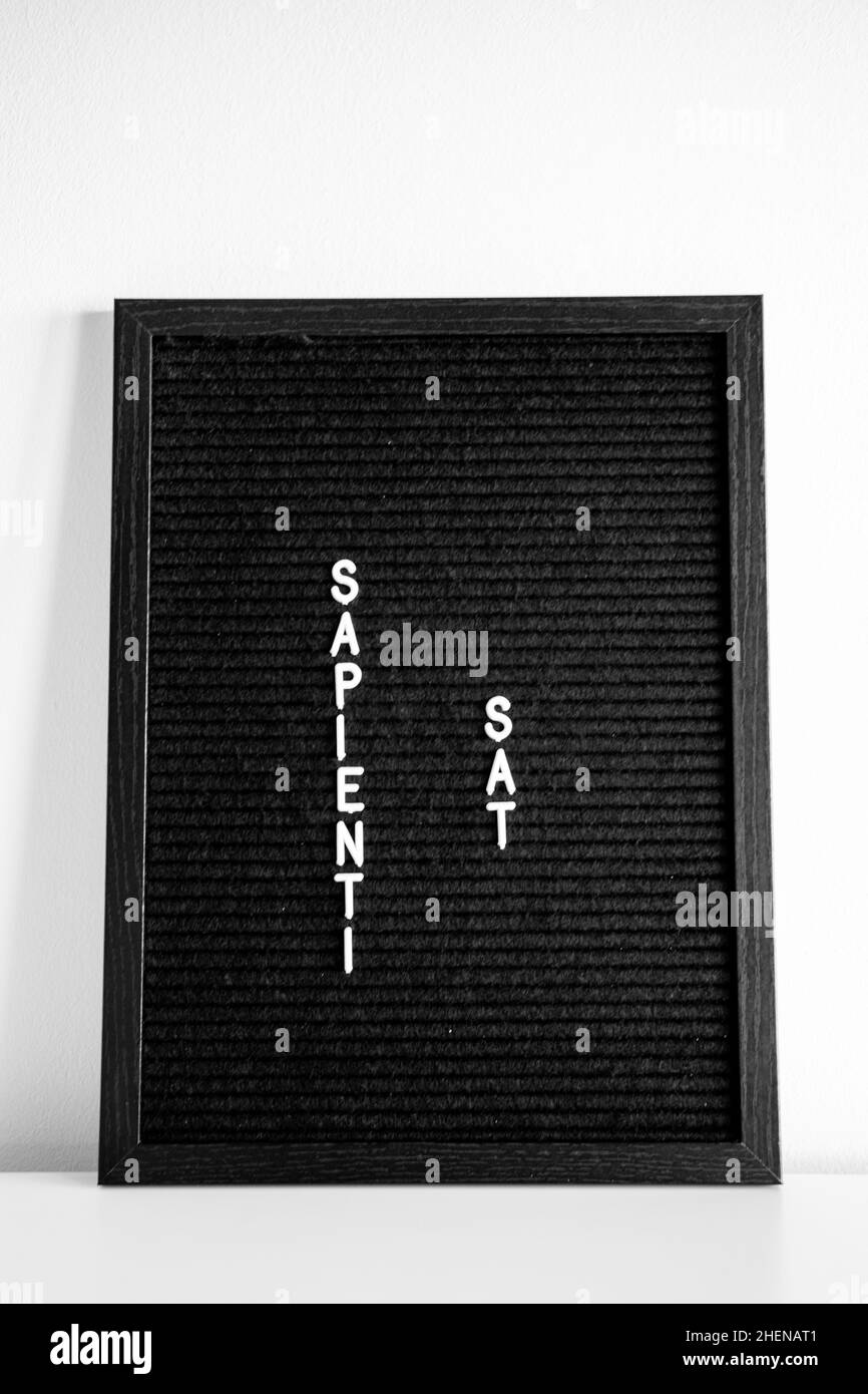 Sapienti sed latin quote virgolette ispirative nero letterboard sfondo  bianco Foto stock - Alamy