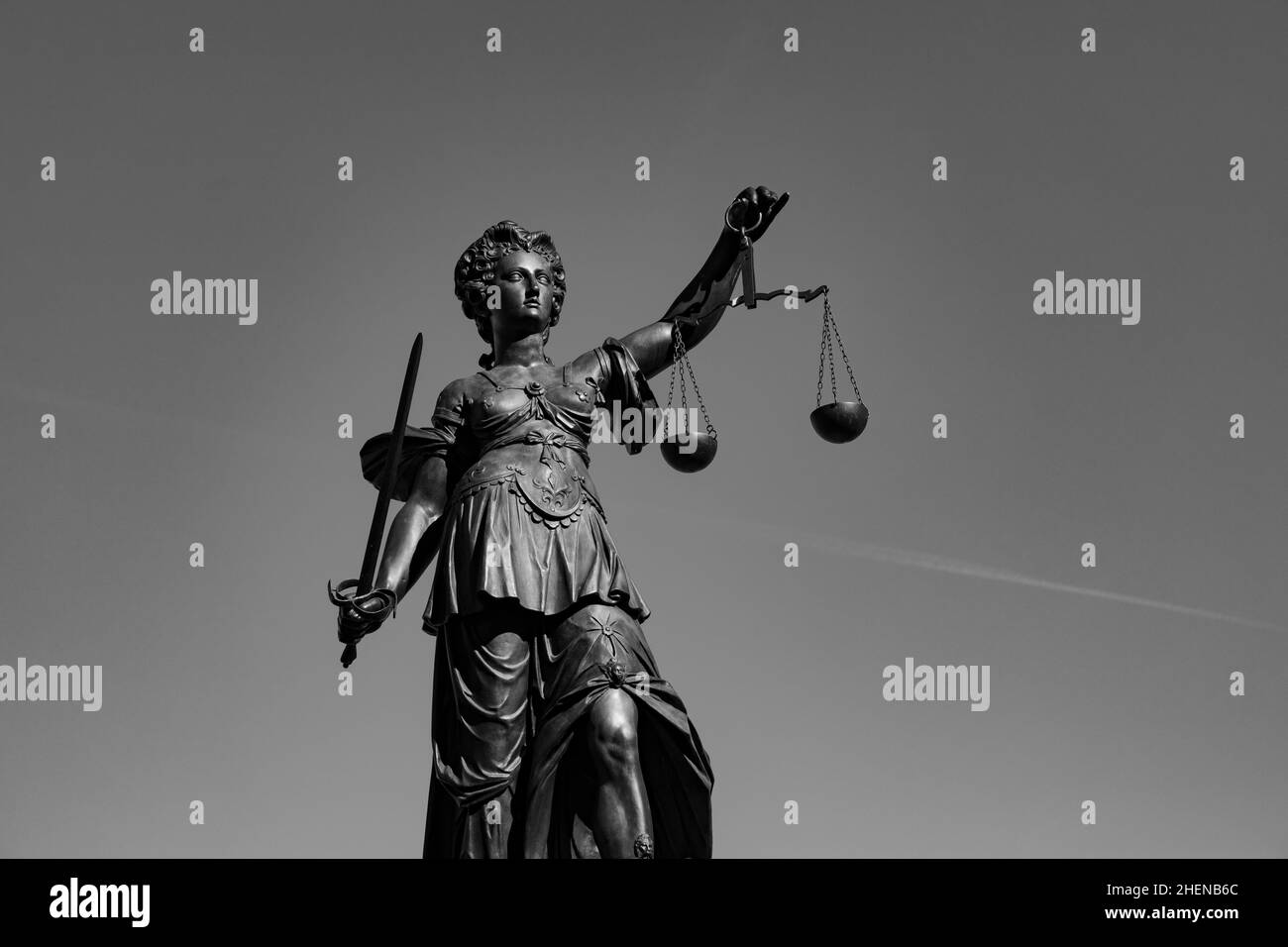 la giustizia della signora con spada e scala simboleggia la giustizia Foto Stock