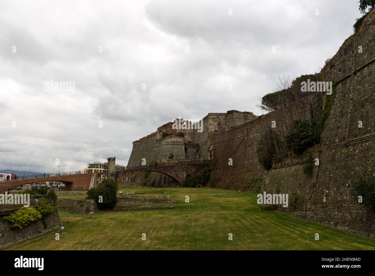 Savona, Italia. Vista panoramica delle possenti mura della fortezza Priamar costruita nel 1542 per difendere l'accesso al porto. Foto Stock