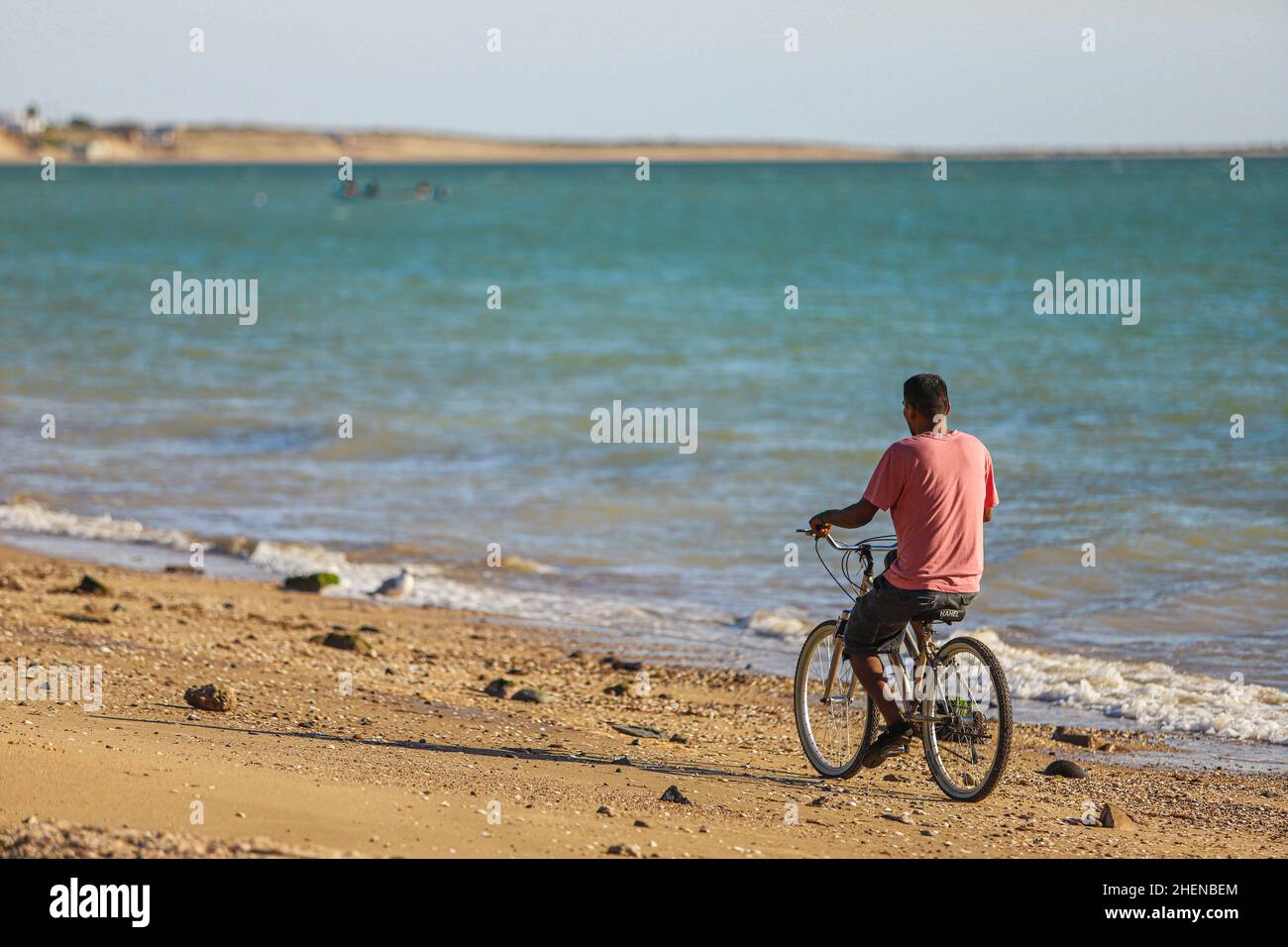 Bicicletta sulla spiaggia, baia di Kino a sonora, Messico. Vecchio kino. Mezzi di trasporto personale. (Foto di Luis Gutierrez / NortePhoto.com) Bicibleta en la playa, Kino Bay en sonora, Messico. kino viejo. medio de transporte personale. (Foto di Luis Gutierrez / NortePhoto.com) Foto Stock