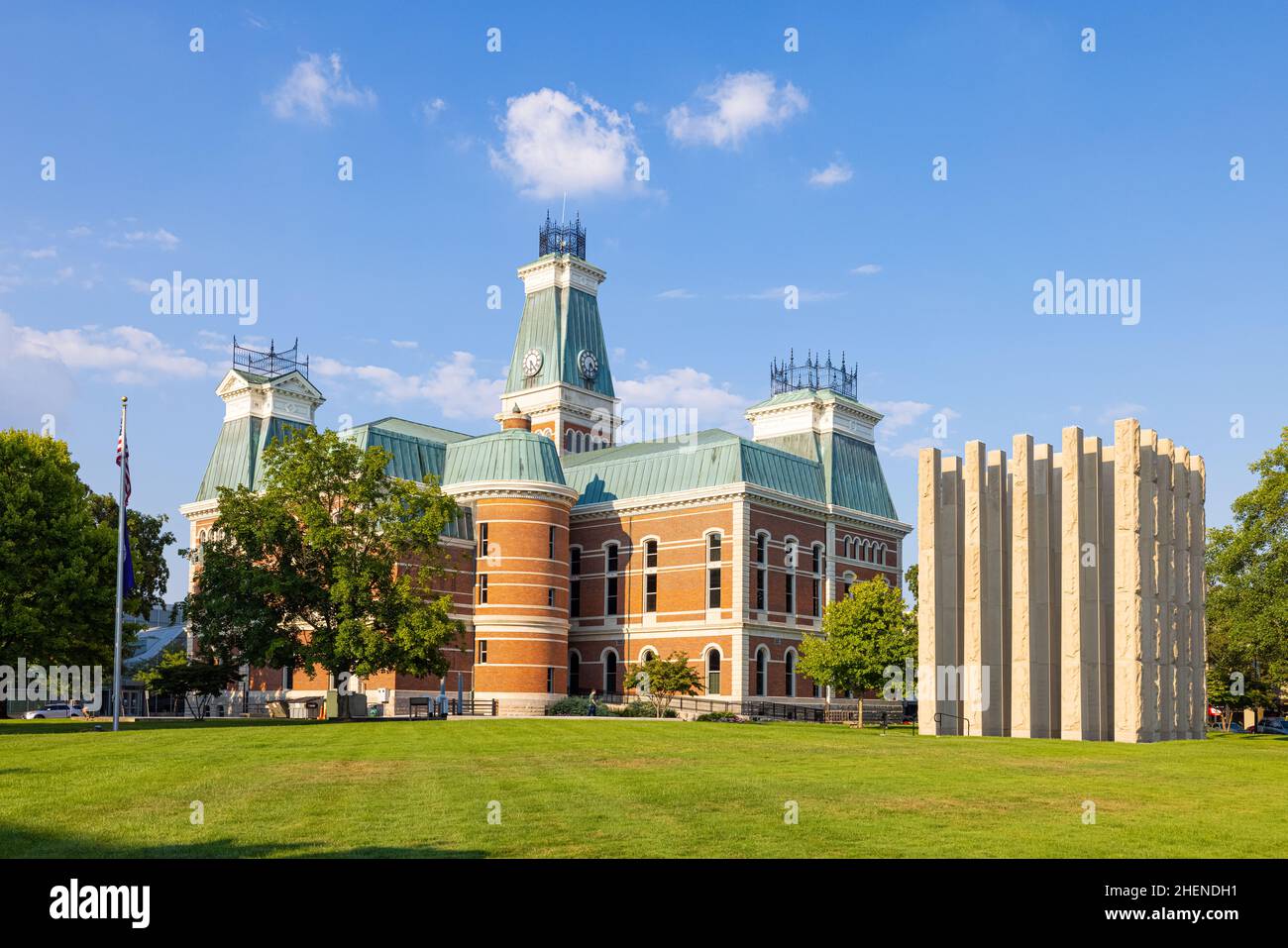 Columbus, Indiana, Stati Uniti d'America - 20 agosto 2021: Il tribunale della contea di Bartholomew ed è Limestone Pillars Veterans Memorial Foto Stock