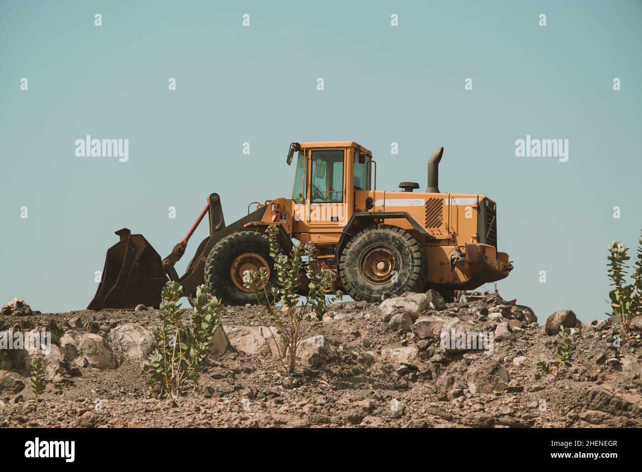 Gibuti, Gibuti - 21 maggio 2021: Vista laterale di un apripista Volvo parcheggiato in pietra a Gibuti. Scatto editoriale a Gibuti Foto Stock