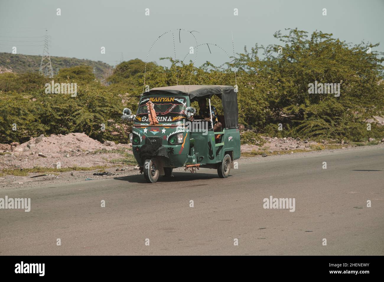 Gibuti, Gibuti - 21 maggio 2021: Auto risciò taxi locale sulla strada a Gibuti. Scatto editoriale a Gibuti. Foto Stock