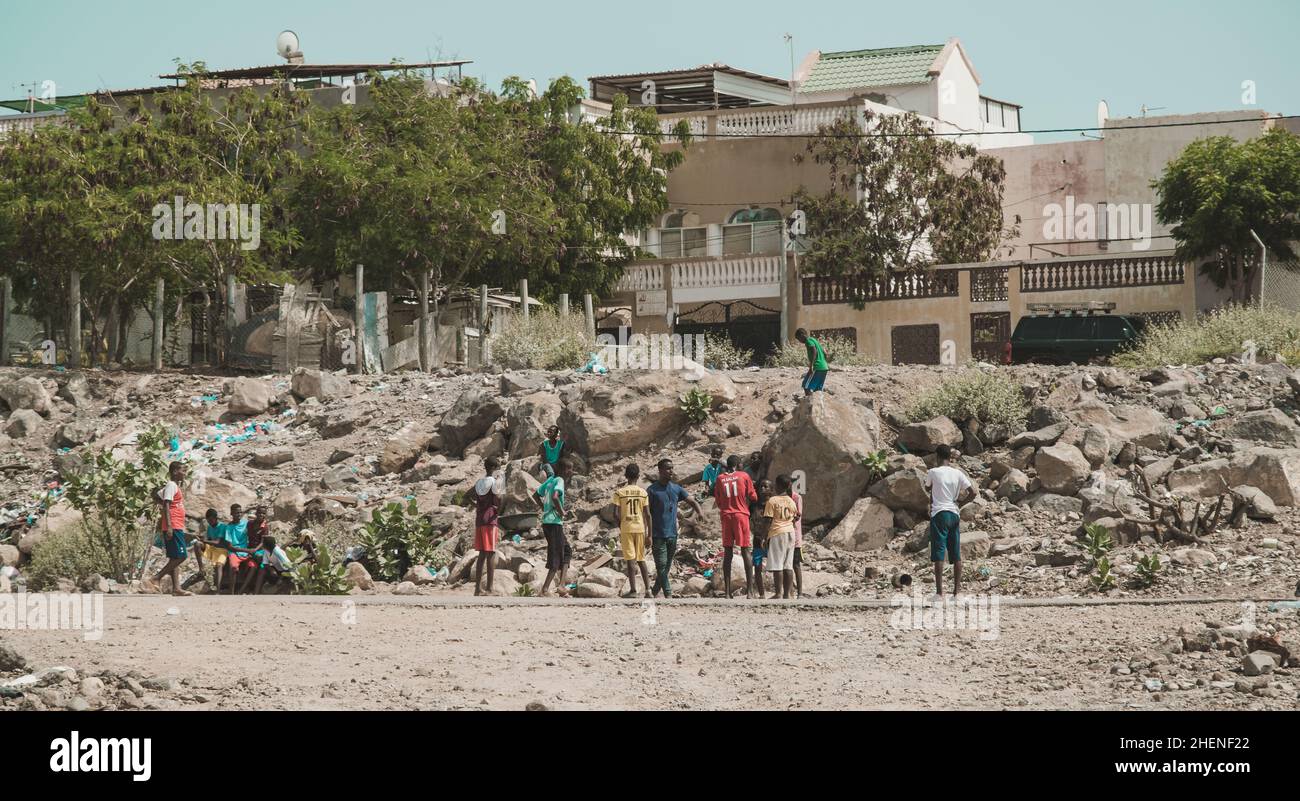 Gibuti, Gibuti - 21 maggio 2021: Bambini Gibuti che giocano sul campo a Gibuti. Editoriale girato a Gibuti.. Foto Stock