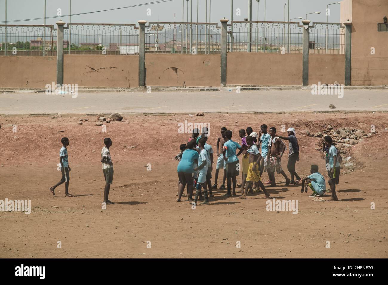 Gibuti, Gibuti - 21 maggio 2021: Bambini Gibuti che giocano a calcio per strada a Gibuti. Editoriale girato a Gibuti.. Foto Stock