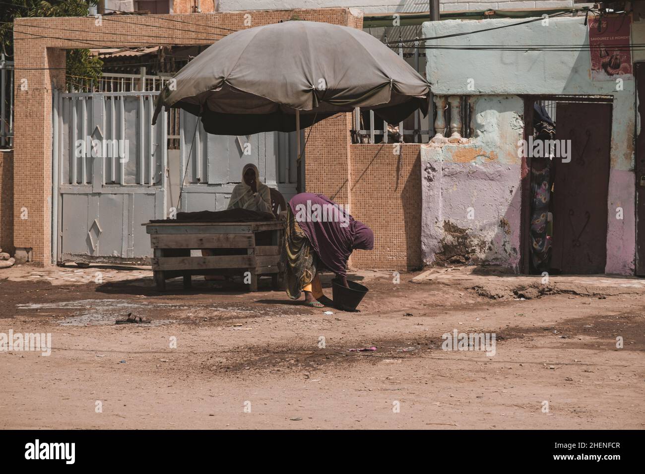 Gibuti, Gibuti - 21 maggio 2021: Due saline di Gibuti seduti all'ombra di un ombrello a Gibuti. Scatto editoriale a Gibuti Foto Stock