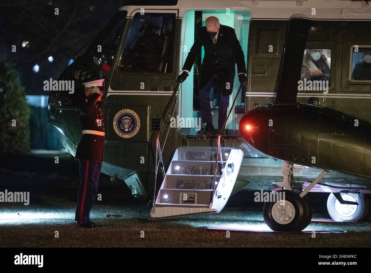 Washington, Stati Uniti d'America. 11th Jan 2022. Il presidente degli Stati Uniti Joe Biden ritorna alla Casa Bianca di Washington, DC dopo aver partecipato agli eventi ad Atlanta, GA, 11 gennaio 2022. Credit: Chris Kleponis/Pool/Sipa USA Credit: Sipa USA/Alamy Live News Foto Stock