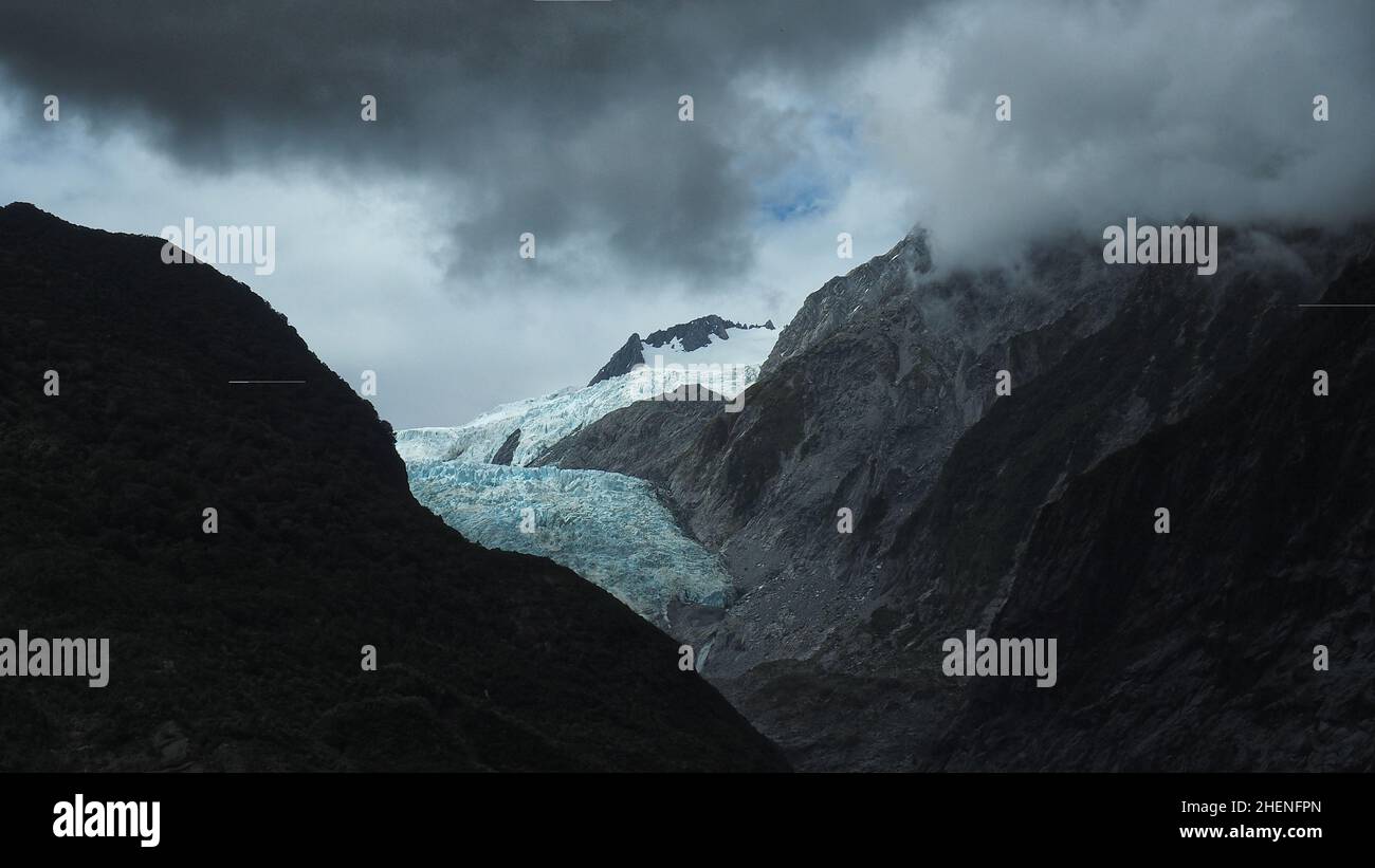 La faccia terminale del ghiacciaio Franz Josef nelle nuvole di tempesta, Nuova Zelanda Foto Stock