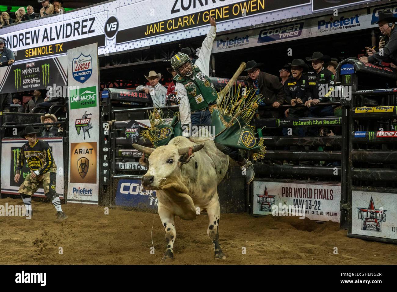 New York, Stati Uniti. 08th Jan 2022. Andrew Alvidrez guida Zorro durante l'evento Professional Bull Riders 2022 scatena la bestia al Madison Square Garden di New York. (Foto di Ron Adar/SOPA Images/Sipa USA) Credit: Sipa USA/Alamy Live News Foto Stock