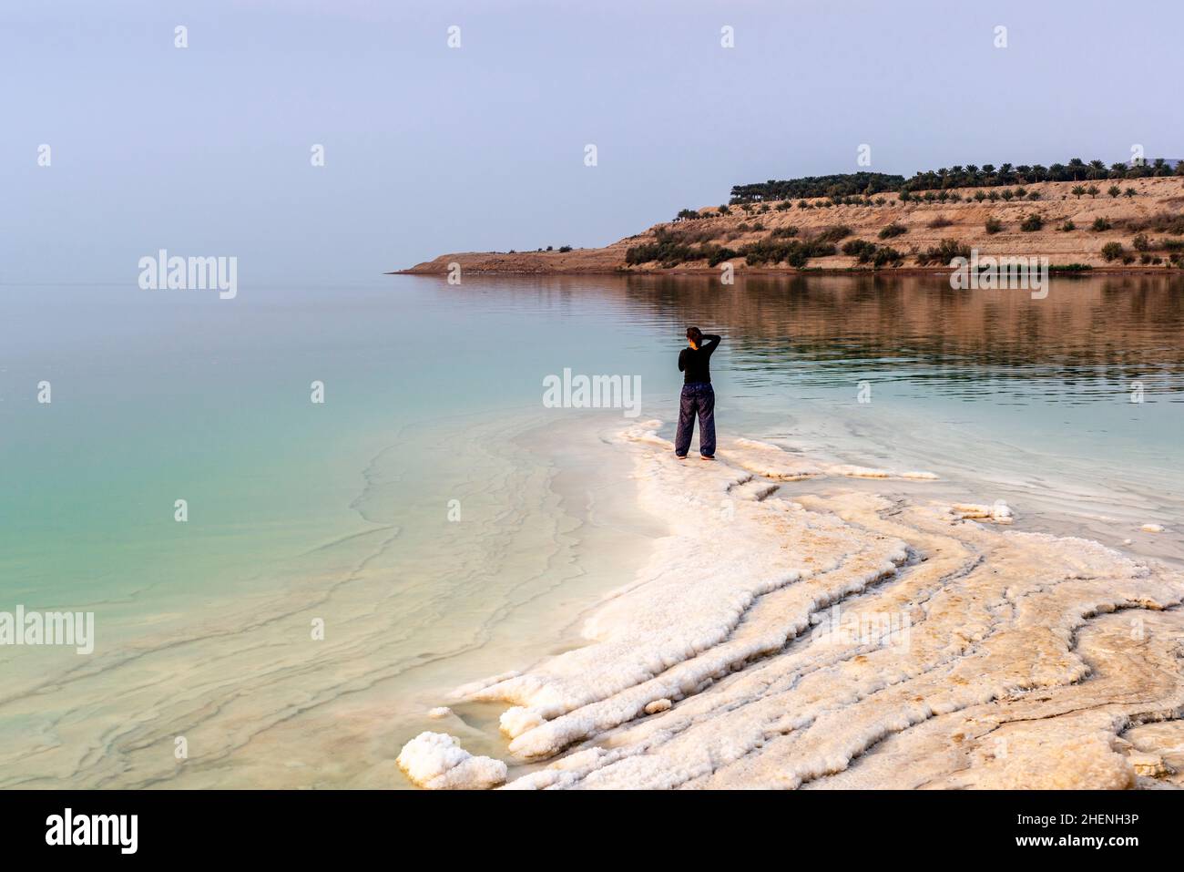 Un visitatore che fotografa il Mar Morto, il Mar Morto, Giordania, Asia Foto Stock