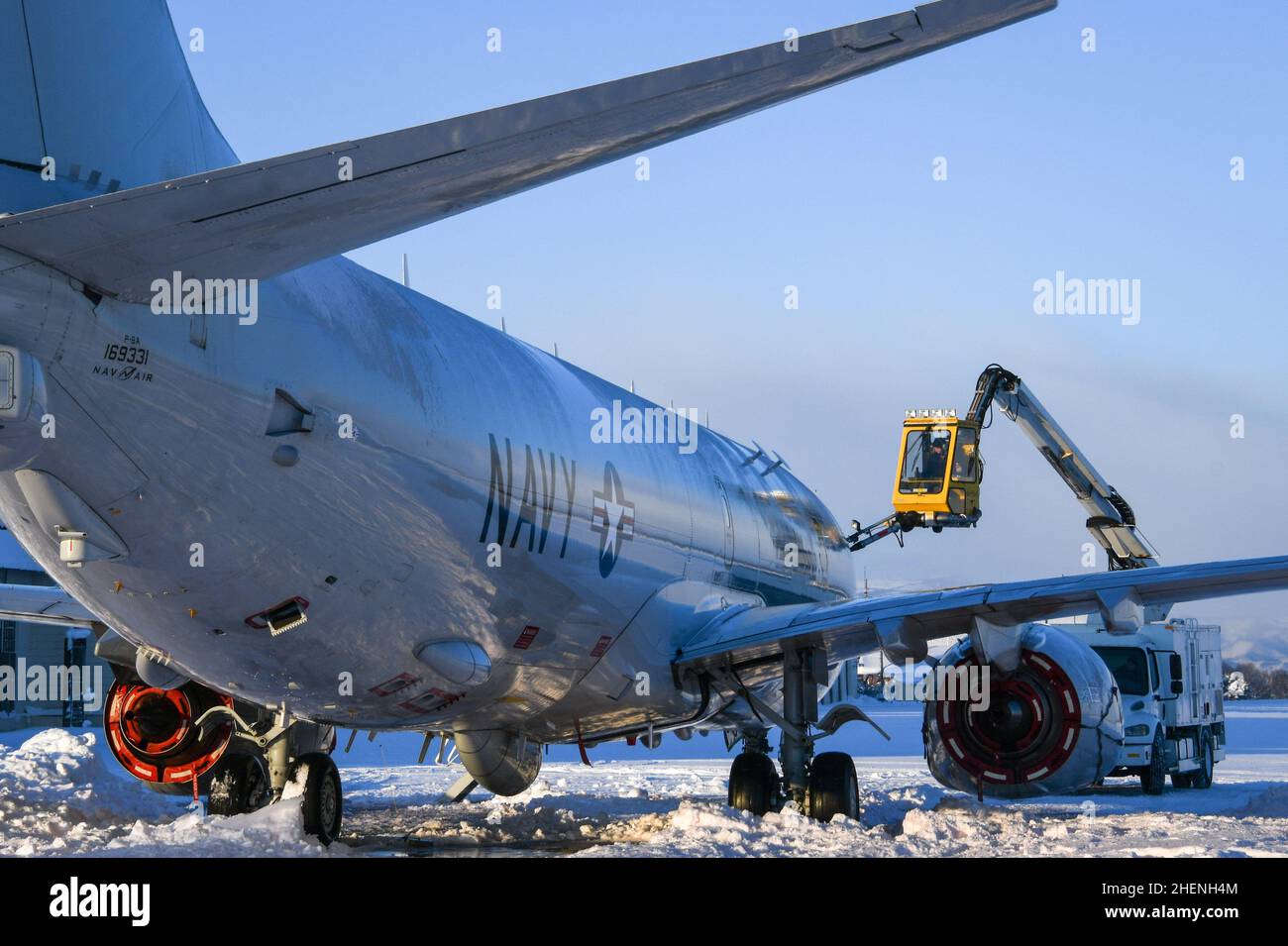 MISAWA, Giappone (Gen. 5, 2022) – Aviation Electrician’s Mate Airman James Williams, assegnato ai “Golden Swordsmen” di Patrol Squadron (VP) 47, gestisce un camion di sbrinamento per rimuovere neve e ghiaccio da un P-8A Poseidon presso la Misawa Air base. Il VP-47 è attualmente distribuito alla base aerea navale di Misawa, Giappone che conduce le operazioni di pattugliamento marittimo e di ricognizione e di estensione teatrale all'interno della flotta degli Stati Uniti 7th (C7F) area di operazioni a sostegno degli obiettivi di comando del comandante, della task force 72, C7F e degli Stati Uniti Indo-Pacific in tutta la regione. (STATI UNITI Foto Navy di Mass Communication Specialist 3rd Classe Benjami Foto Stock