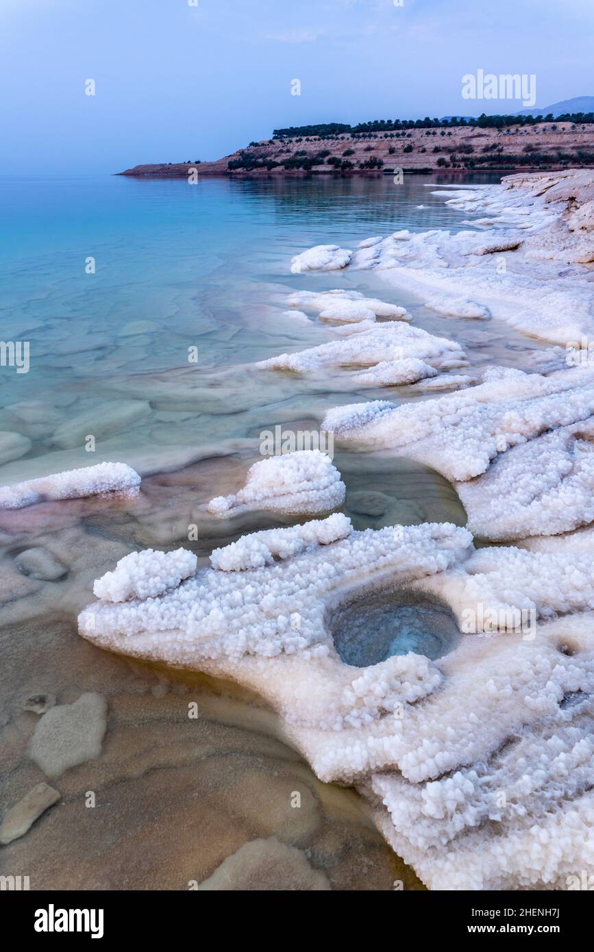 Depositi di sale sulla riva del Mar Morto, Giordania, Asia. Foto Stock