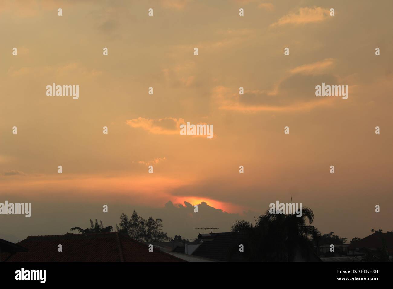 Bella sollievo da stress al tramonto sotto Blue Sky Orange Purple Gradient background Copy Space Area Foto Stock
