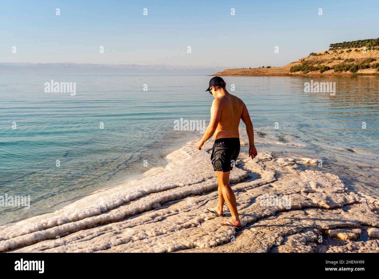 Un giovane turista che cammina nel Mar Morto, Giordania, Asia. Foto Stock