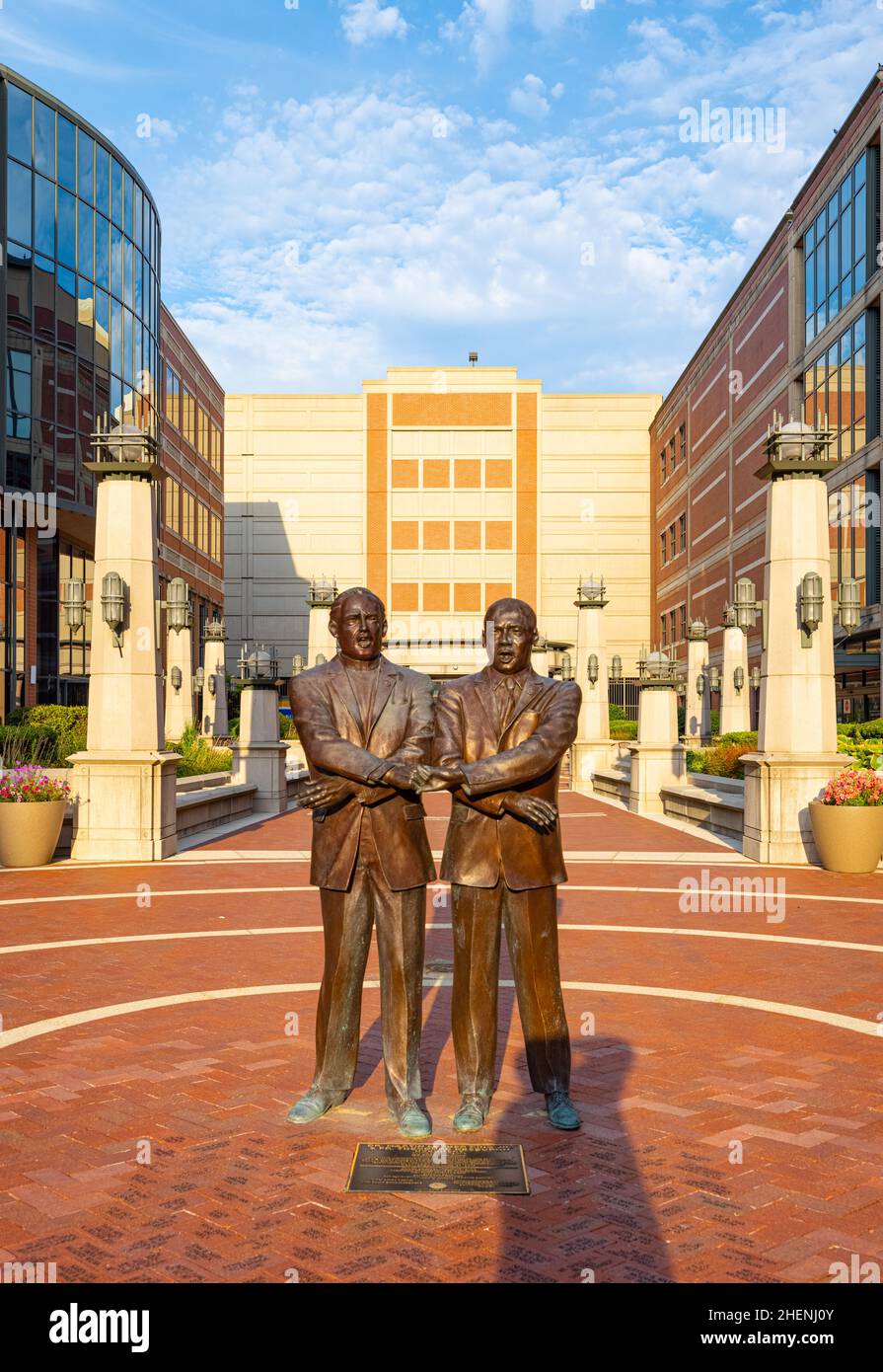 South Bend, Indiana, USA - 21 agosto 2021: Sculture del Padre Hesburgh e Martin Luther King al Memorial Hospital Foto Stock