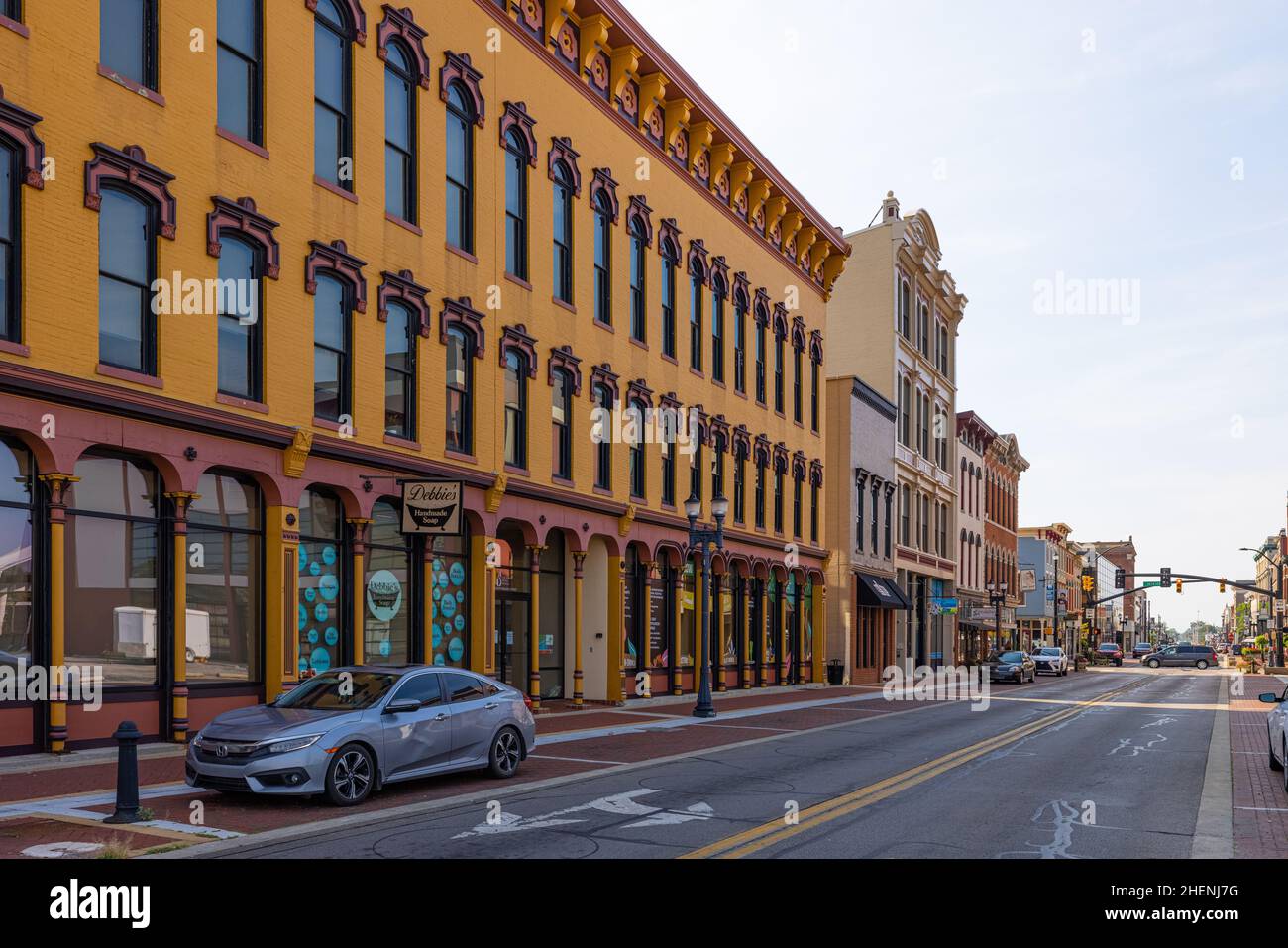 Muncie, Indiana, Stati Uniti d'America - 21 agosto 2021: Il quartiere degli affari in Walnut Street Foto Stock