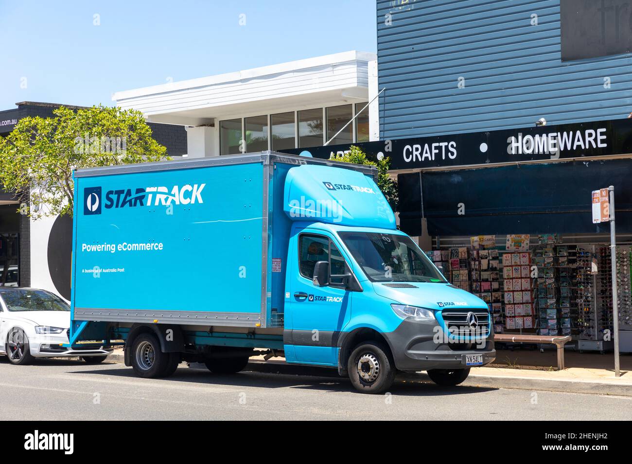 Startrack furgone di consegna pacchi parcheggiato a Avalon Beach, Sydney, StarTrack è di proprietà di Australia Post e gestisce la consegna pacchi e la logistica Foto Stock