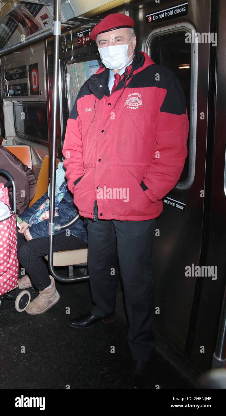 New York, NY, USA. 11th Jan 2022. Curtis Sliwa visto prendere il treno D a New York City il 11 gennaio 2022. Credit: RW/Media Punch/Alamy Live News Foto Stock