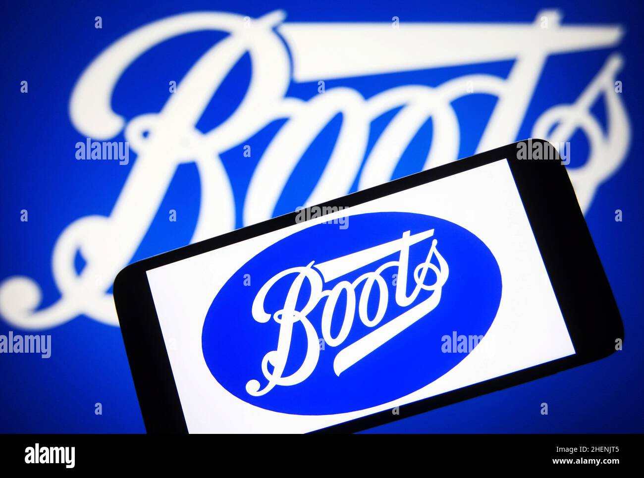 Ucraina. 11th Jan 2022. In questa illustrazione di foto, un logo Boots UK Limited di un rivenditore britannico di salute e bellezza e catena di farmacia è visto su uno smartphone e uno schermo di computer. Credit: SOPA Images Limited/Alamy Live News Foto Stock