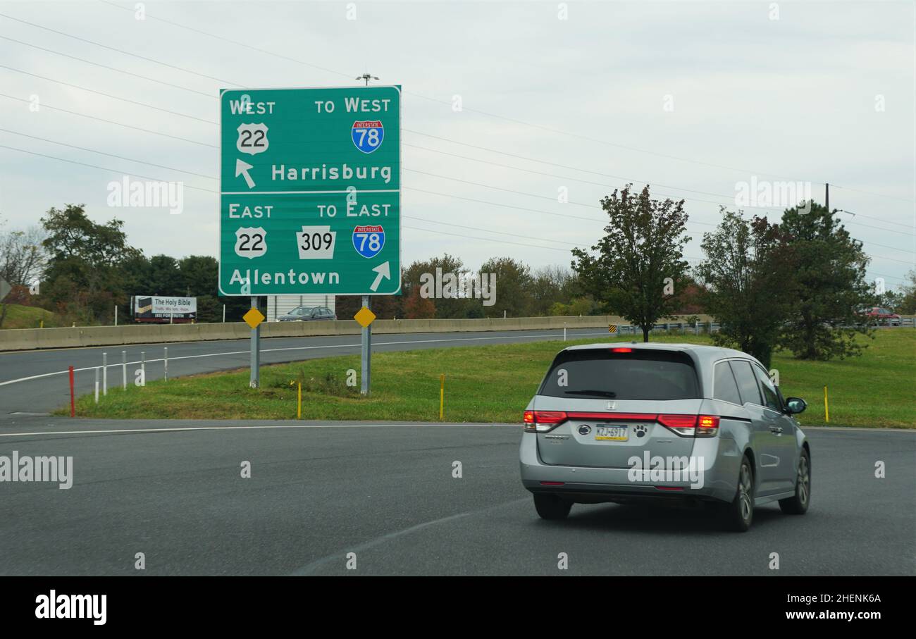 Pennsylvania, U.S.A - 21 agosto 2021 - l'autostrada con le indicazioni per la Route 22, 309 e l'Interstate 78 si divide in direzione di Allentown e Harrisburg Foto Stock