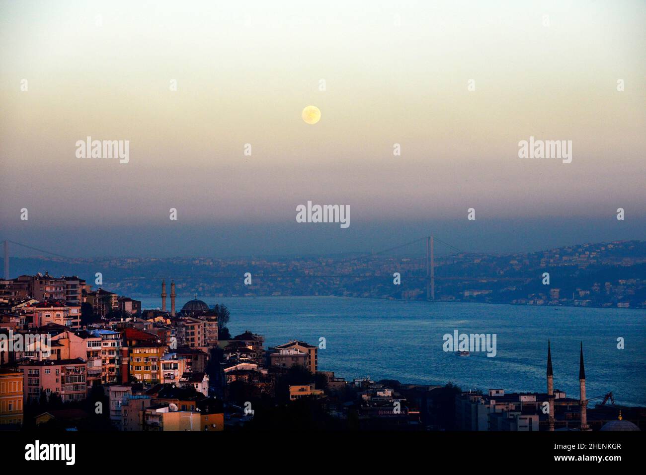 Luna che si è ambientata sugli stretti del Bosforo a Istanbul, Turchia. Foto Stock