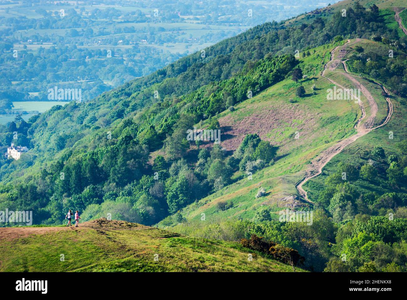 Malvern Worcestershire, Inghilterra-Giugno 01 2021:visitatori di questo popolare luogo di bellezza, godere di esercizio e ammirare le belle viste dalle varie h Foto Stock