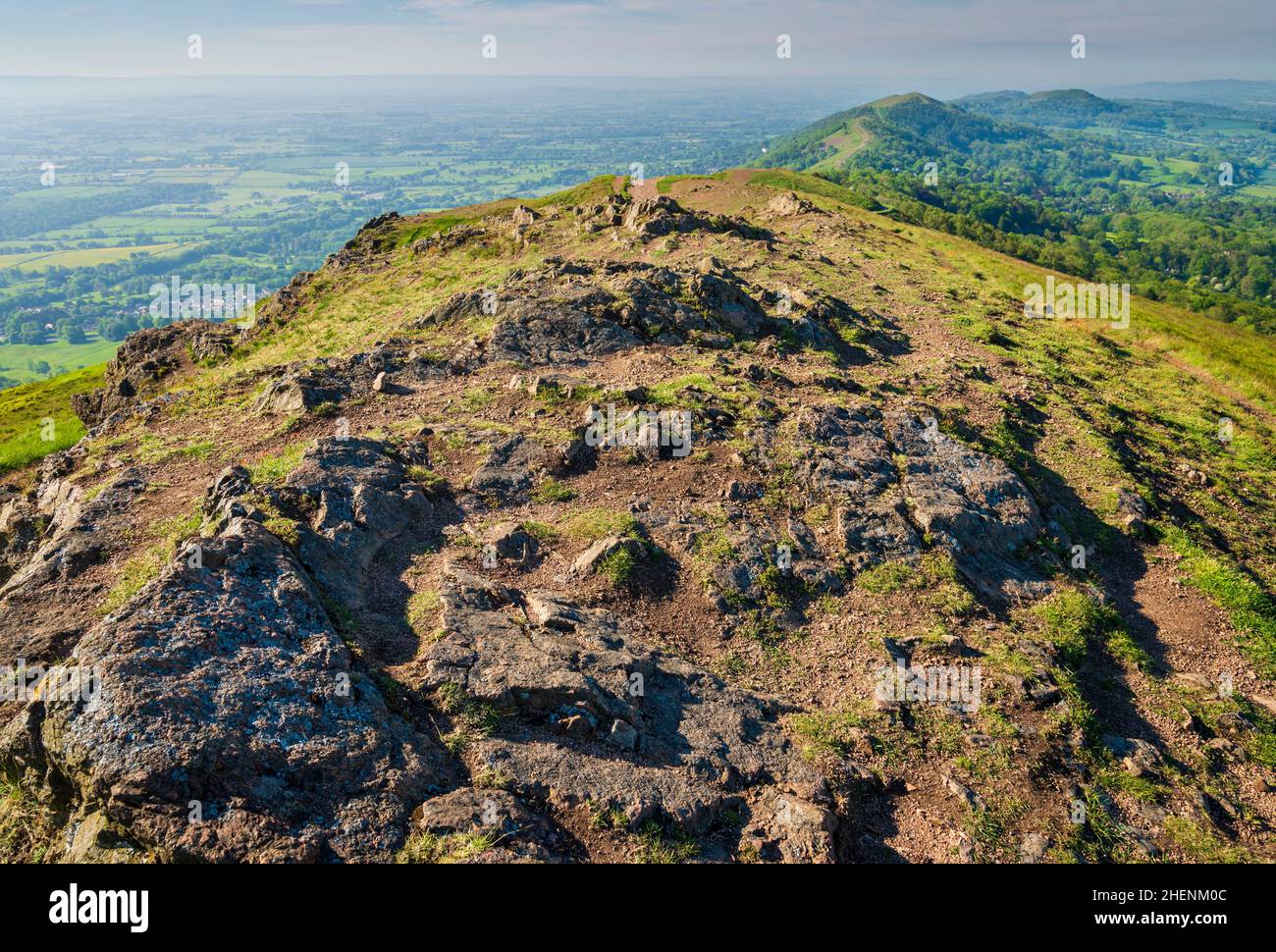 Guardando a sud lungo la cresta delle colline Malvern, al sole del mattino nel mese di giugno. Foto Stock