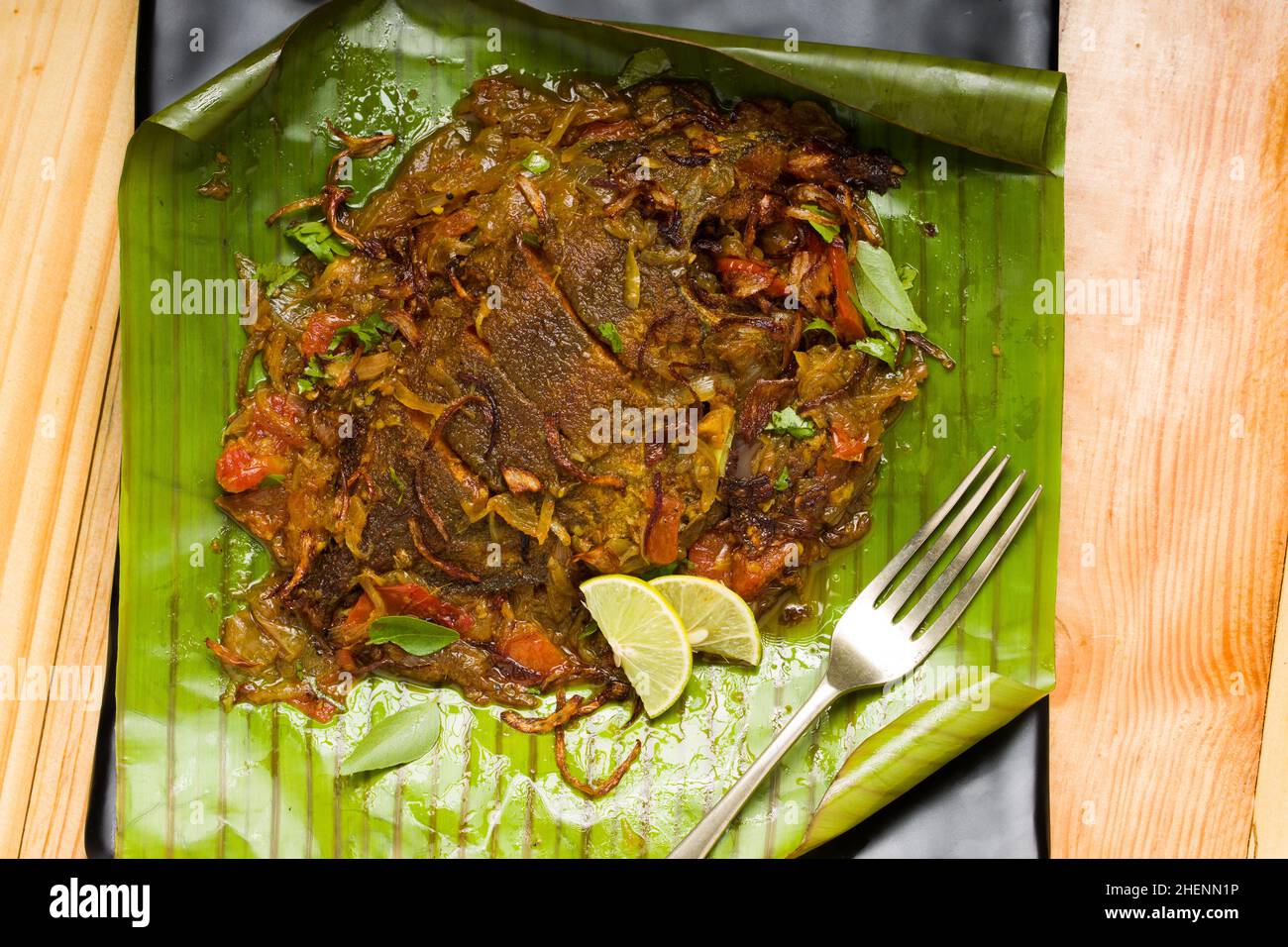 Meen Pollichathu o pollichathu di pesce, gustoso piatto di kerala, pesce con masala cotto in foglia di banana. Foto Stock