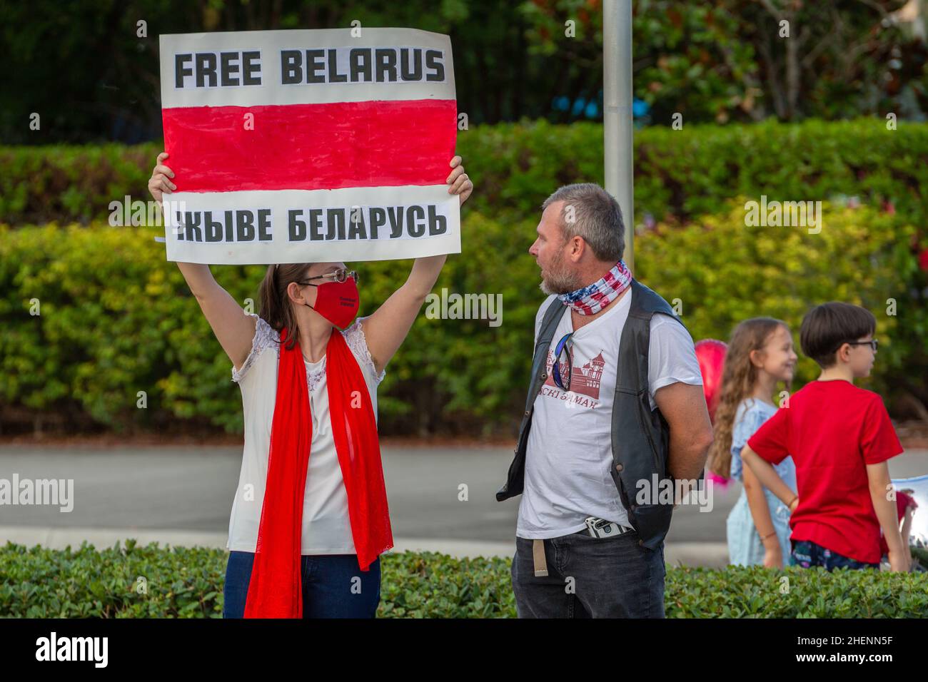 Bielorussia persone per una protesta contro Lukashenko in Florida, USA. Segnali per un'elezione equa, la libertà dei prigionieri politici in Bielorussia. Manifestanti. Foto Stock