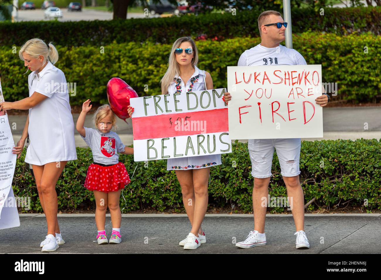 Bielorussia persone per una protesta contro Lukashenko in Florida, USA. Segnali per un'elezione equa, la libertà dei prigionieri politici in Bielorussia. Manifestanti. Foto Stock