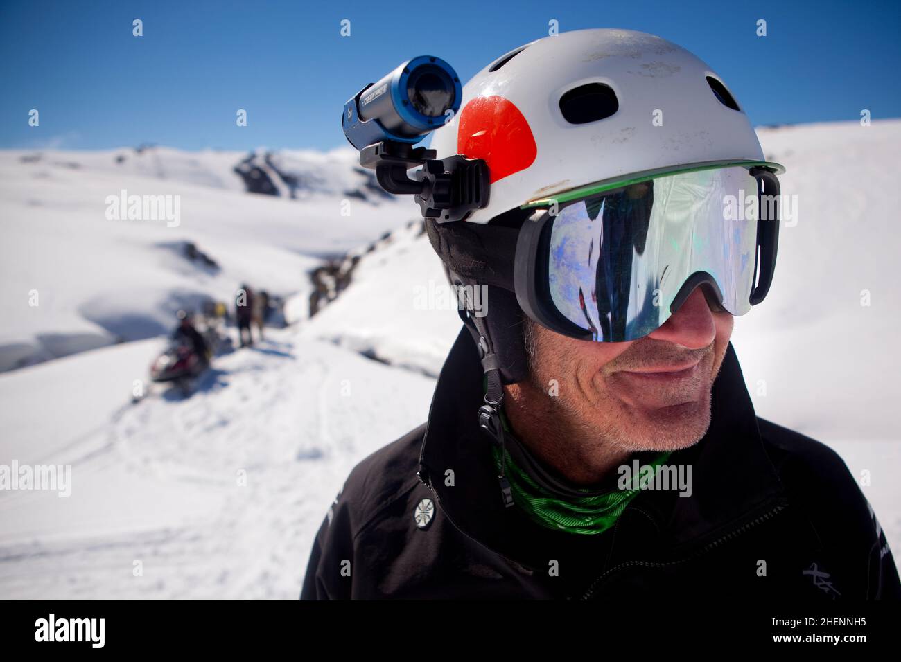 L'ex sciatore olimpico d'inverno Steven Lee gode di una vista mentre si esegue un tour di sci di fondo alla stazione sciistica di Falls Creek nella regione vittoriana alta. Foto Stock