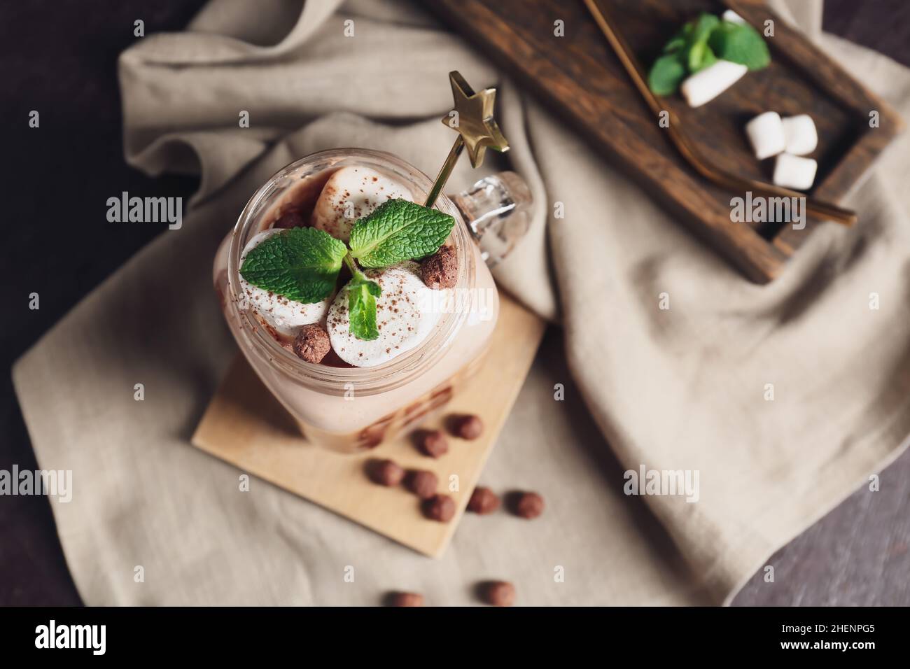 Vasetto Mason di bevanda dolce di cacao sul tavolo Foto Stock
