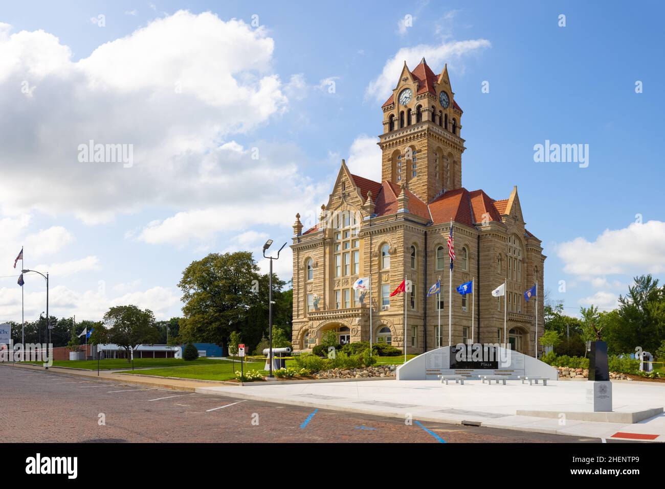 Knox, Indiana, USA - 22 agosto 2021: Il tribunale della contea di Starke e Veterans Memorial Plaza Foto Stock