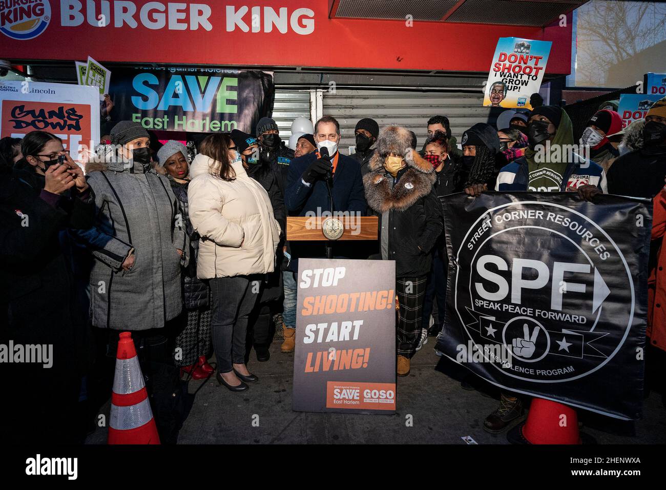 Mark Levine parla durante il rally contro la violenza delle armi sul sito di un'uccisione senza senso di una donna di 19 anni durante la rapina al Burger King di East Harlem. Kristal Bayron-Nieves è stato girato durante un hold-up mentre lavorava un turno notturno. Attivisti e funzionari eletti si sono riuniti sul luogo di questa tragedia per assicurarsi che la loro voce sia ascoltata e per evitare che una simile tragedia si ripeta. A loro si unì il presidente di Manhattan Borough Mark Levine, avvocato pubblico Jumaane Williams. Partecipò il sindaco di aslo Eric Adams e il commissario della polizia Keechant Sewell. (Foto di Lev Radin/Pacific Press) Foto Stock