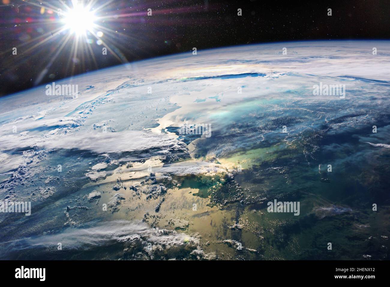 La bellezza del nostro pianeta Terra. Alba sopra il mare e le nuvole. Elementi di questa immagine forniti dalla NASA. Foto Stock